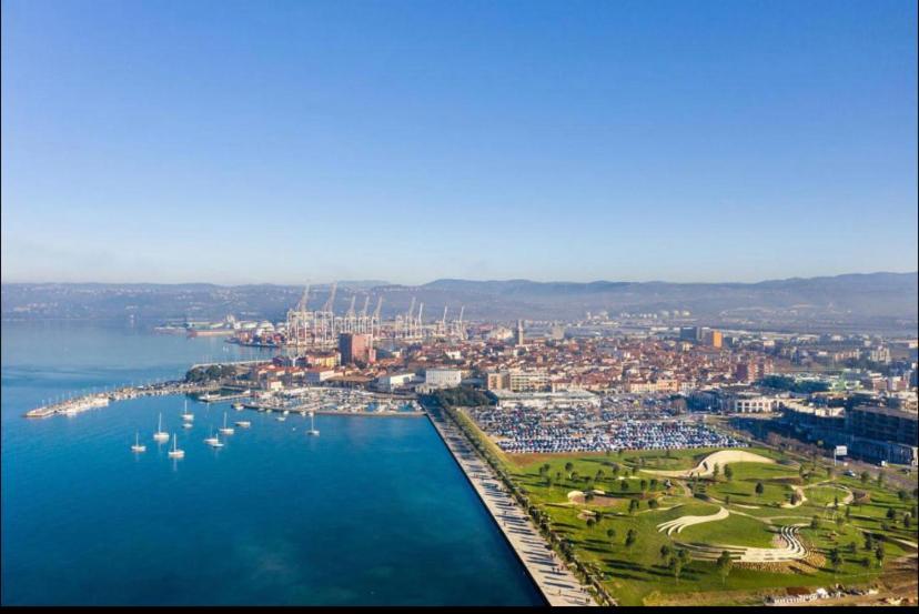 Lovely Apartment With Fabulous View Копер Екстериор снимка